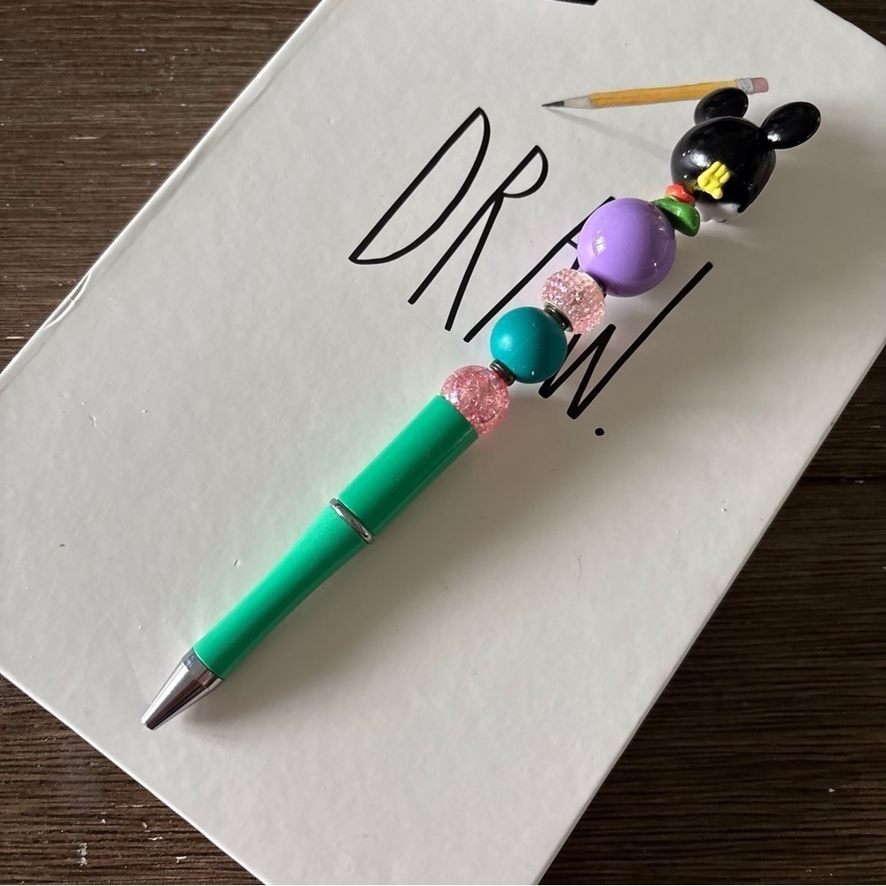 Disney Doorables: Mickey & Friends: Mickey Mouse handmade beaded pen - Picture 3 of 3